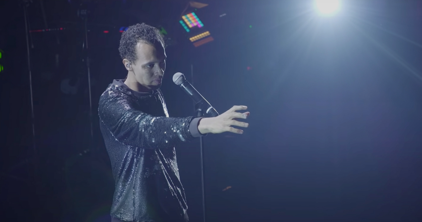 Gaël Faye devant son micro sur scène